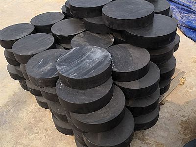 永州板式橡胶支座由若干层橡胶片与薄钢板经加压硫化